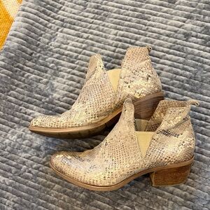 Miz Mooz Leather Snakeskin Embossed Ankle Boots - 39 (8)
